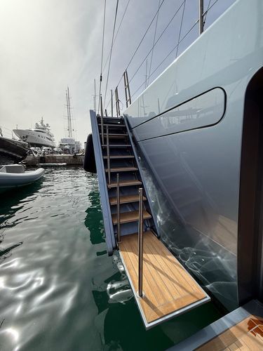 Passerelle pour yacht - OLYMPUS - SWISS CARBON Marine Systems - escamotable / manuelle / télécommandée