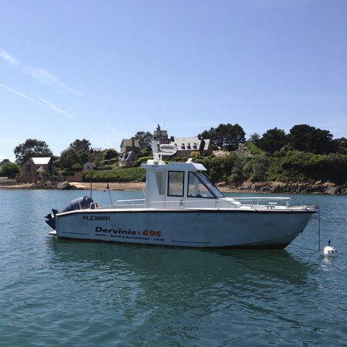 Cabin-cruiser hors-bord - DERVINIS 695 CAB - BORD A BORD - à cockpit fermé / en aluminium / max. 8 personnes