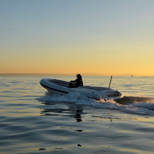 Bateau pneumatique in-bord - Pascoe International - semi-rigide / open / max. 9 personnes