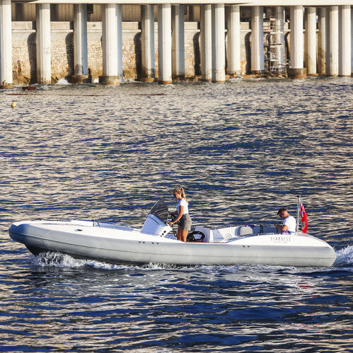 Bateau pneumatique in-bord - Pascoe International - RIB / open / à console latérale