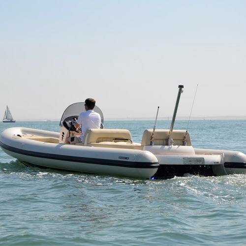 Bateau pneumatique in-bord - Shuttle - Pascoe International - semi-rigide / à console centrale / open