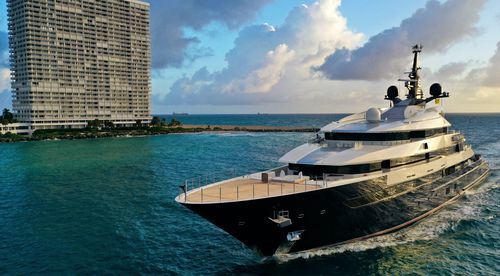 Mega-yacht de croisière - MAN OF STEEL - Oceanco - raised pilothouse / en acier