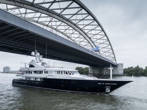 Mega-yacht de charter - TREEHOUSE - Oceanco - raised pilothouse / avec piscine