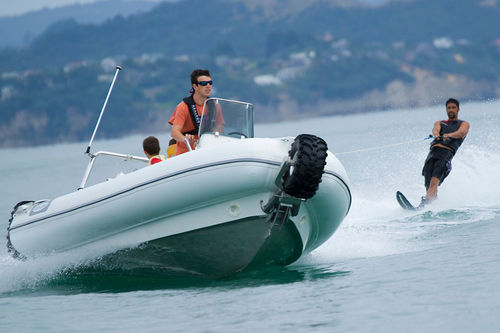 Bateau pneumatique hors-bord - 7.1M - Sealegs International Limited - semi-rigide / à console centrale / open