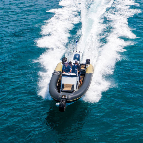 Bateau pneumatique hors-bord - 7.5M - Sealegs International Limited - semi-rigide / RIB / à console centrale