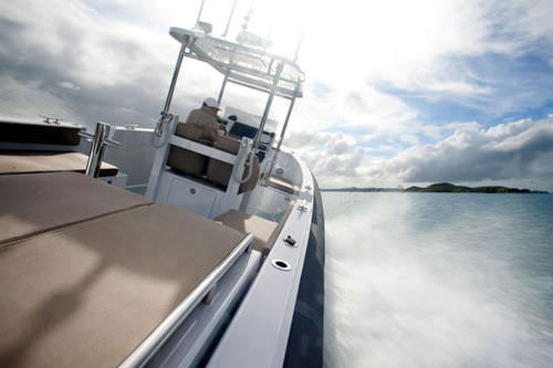 Bateau pneumatique in-bord - T/T Pegaso - McMullen & Wing - semi-rigide / à console centrale / de plongée