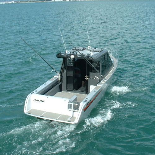 Cabin-cruiser in-bord - Cobra 750 - AMF Boat Company - hard-top / à cockpit fermé / de pêche sportive