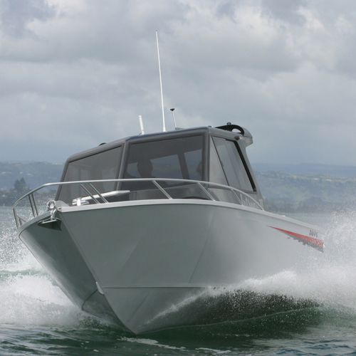 Cabin-cruiser in-bord - Cobra 850 - AMF Boat Company - hard-top / à cockpit fermé / de pêche sportive