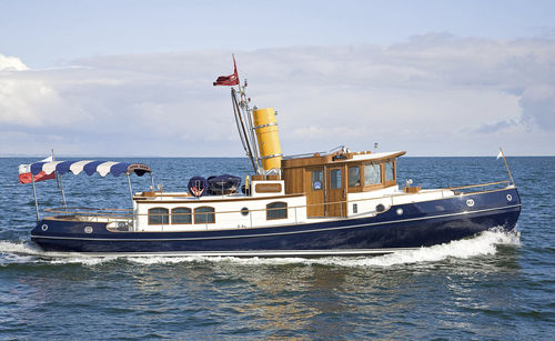 Motor-yacht traditionnel - CLASSIC 58 - CONRAD S.A. - avec timonerie / à déplacement / en acier