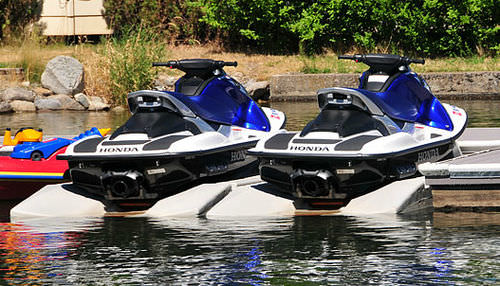 Ponton flottant - WavePort - Hewitt Boats Lifts and Docks - pour amarrage à sec de jet-ski / pour marina / en polyéthylène