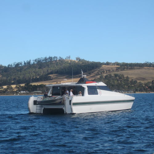Motor-yacht catamaran - SIXTY THREE - INCAT - de charter / hard-top / avec timonerie