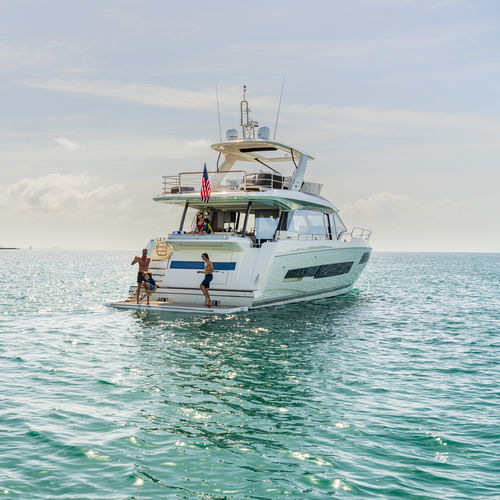 Motor-yacht de croisière - 690 - Prestige Yachts - à fly / IPS / 3 cabines
