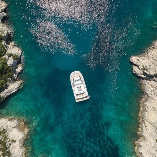 Motor-yacht catamaran - M8 - Prestige Yachts - de croisière / à fly / in-bord