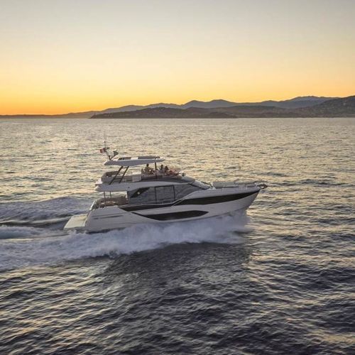 Motor-yacht à fly - F5.7 - Prestige Yachts - de croisière / hard-top / in-bord