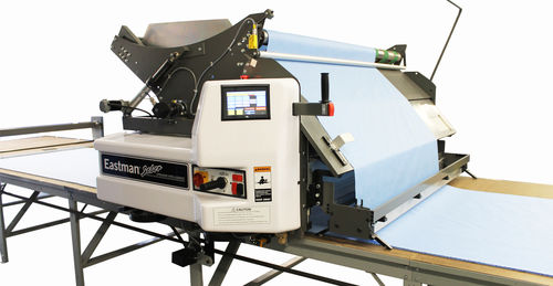 Matelasseur avec système de découpe - Saber C-Series - Eastman Machine Company