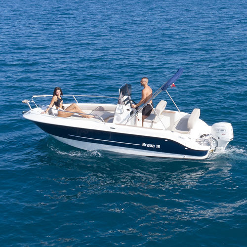 Coque open hors-bord - BRAVA 19 - Mingolla Cantiere Nautico srl - à console centrale / max. 6 personnes / max. 7 personnes