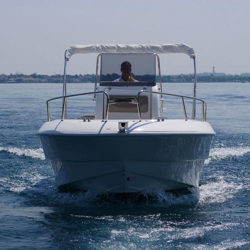 Coque open hors-bord - BRAVA 22  - Mingolla Cantiere Nautico srl - à console centrale / max. 8 personnes / bain de soleil