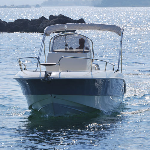 Coque open hors-bord - BRAVA 25  - Mingolla Cantiere Nautico srl - à console centrale / max. 10 personnes / bain de soleil
