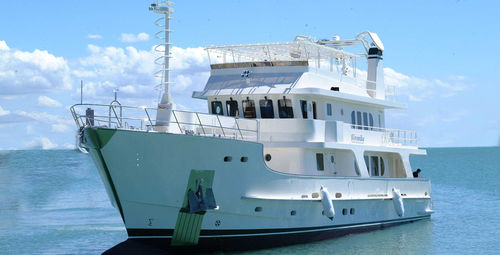 Motor-yacht de croisière - M/Y Veronika - Inace - explorer / avec timonerie / à déplacement