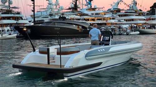 Bateau pneumatique stern-drive - 9.2 M - Yachtwerft Meyer - RIB / à console centrale / max. 12 personnes