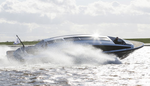 Vedette in-bord - CUSTOM LIMOUSINE 11.6m - Yachtwerft Meyer - bimoteur / open / max. 12 personnes