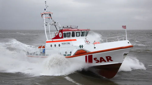 Bateau de recherche et sauvetage - THEODOR STORM - Fassmer - in-bord / en aluminium / auto-redressant
