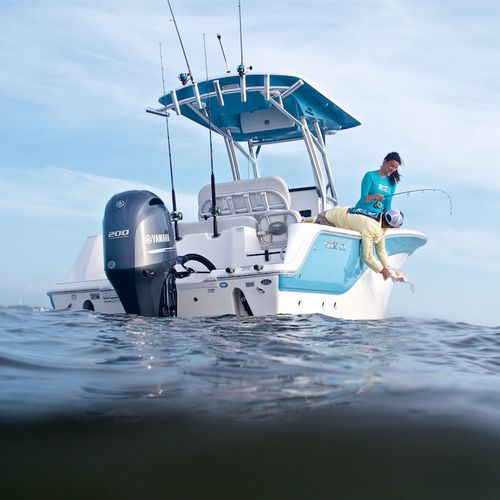 Coque open hors-bord - 228 COMMANDER - Sea Fox Boats - à console centrale / de pêche sportive / max. 8 personnes