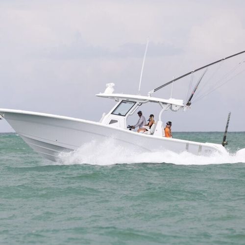 Coque open hors-bord - 368 COMMANDER - Sea Fox Boats - trimoteur / à console centrale / de pêche sportive
