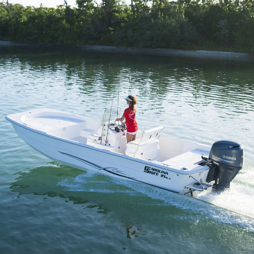Coque open hors-bord - 1780 DLX - Sea Chaser - à console centrale / de pêche sportive / max. 9 personnes