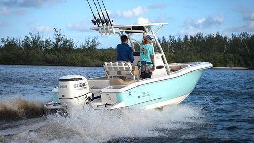 Coque open hors-bord - Islander 222 - PIONEER BOATS - à console centrale / pour la pêche / max. 10 personnes