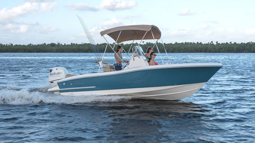 Coque open hors-bord - Islander 202 - PIONEER BOATS - à console centrale / pour la pêche / max. 8 personnes