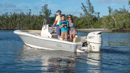 Coque open hors-bord - Islander 180 - PIONEER BOATS - à console centrale / de pêche sportive / max. 6 personnes