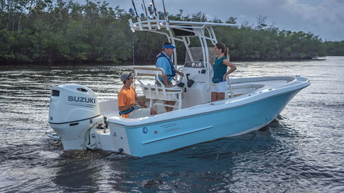 Coque open hors-bord - Bay Sport220 - PIONEER BOATS - à console latérale / de pêche sportive / max. 8 personnes