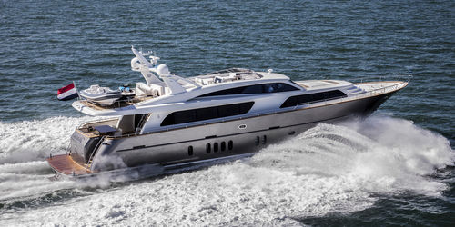 Motor-yacht de charter - NICOSTASIA - Van der Valk Shipyard - à fly / raised pilothouse / 5 cabines