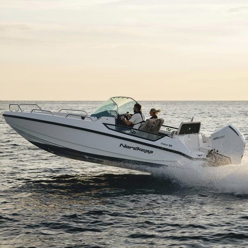Coque open hors-bord - ENDURO 705 - Nordkapp Boats - hybride / à console centrale / bow-rider