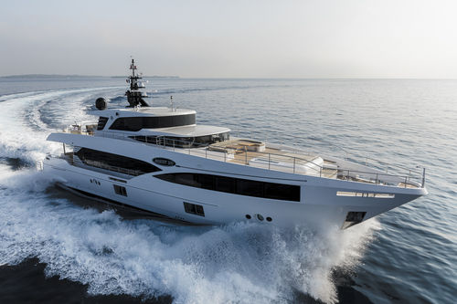 Super-yacht de croisière - 100 - Majesty Yachts - à fly / raised pilothouse / ligne d'arbre
