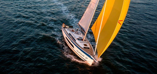 Sailing-yacht de croisière côtière - Dufour 37 - Pop Factory - 2 cabines / 3 cabines / en fibre de verre