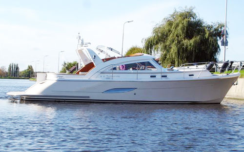 Vedette in-bord - REEVES 36 - Neil Marine (Pvt) Ltd - bimoteur / hard-top / en fibre de verre