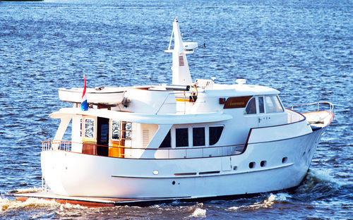 Vedette in-bord - DUTCHESS 49 - Neil Marine (Pvt) Ltd - bimoteur / avec timonerie / arbre d'hélice