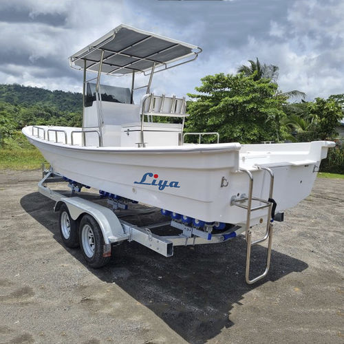 Coque open hors-bord - Panga boat 760 - Qingdao Lian Ya Boat Co.,Ltd. - à console centrale / de pêche sportive / en fibre de verre