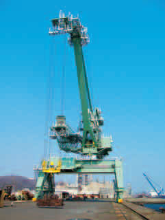 Grue pour chantier naval - Mitsui Engineering & Shipbuilding - à flèche relevable
