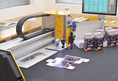 Table de découpe CNC - Mikron 2 - AERONAUT - à aspiration / pour tissu en fibres composites / pour tissu léger