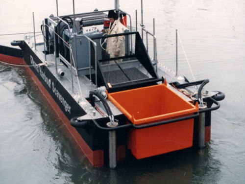 Bateau antipollution - Harbour Scavenger - Vikoma International - catamaran