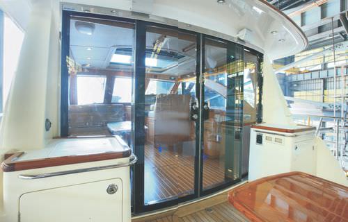 Porte coulissante - MAN SHIP machinery & Hardware co. - pour bateau / courbée / vitrée