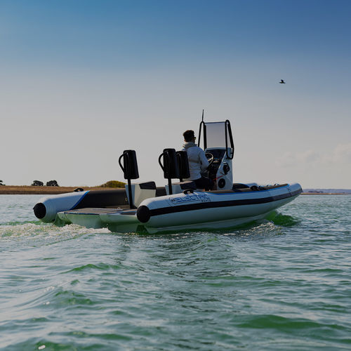 Bateau de surveillance - PULSE 63 - RS Sailing France - bateau de service portuaire / bateau pour ferme aquacole / bateau de service pour parc éolien