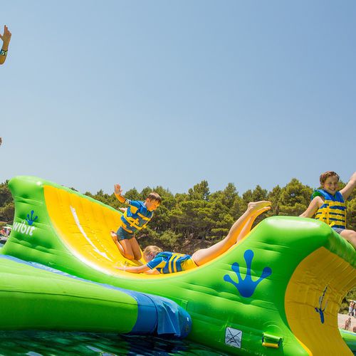 Jeu aquatique toboggan Halfpipe Wibit Sports pour base de loisirs