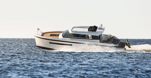 Vedette in-bord - 33 coupé - Delta POwerboats - bimoteur / hard-top / 2 cabines