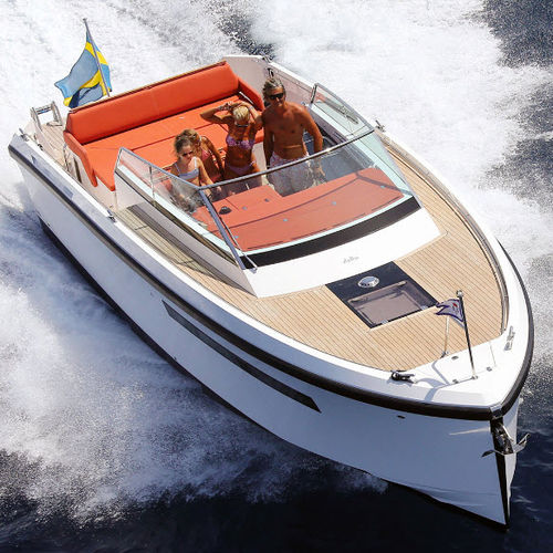 Vedette in-bord - 33  - Delta POwerboats - bimoteur / open / de croisière