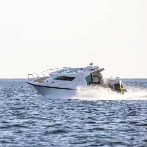 Vedette in-bord - 34 sw - Delta POwerboats - bimoteur / hard-top / 2 cabines