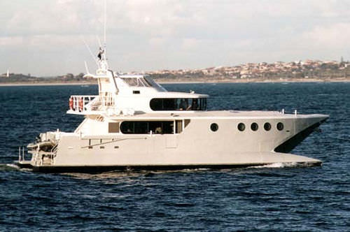 Motor-yacht catamaran - Haruku - Incat Crowther - de croisière / avec timonerie / à déplacement